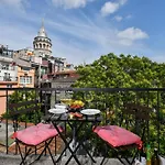 Lejlighed Taksim-galata Tower Is Almost In Your Bedroom And In The Balconies Rooftop Terrace With Golden Horn View *